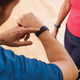 Imagen para el artículo titulado Fitbit Charge 4 se renueva con GPS, Spotify y pago desde la muñeca con Fitbit Pay